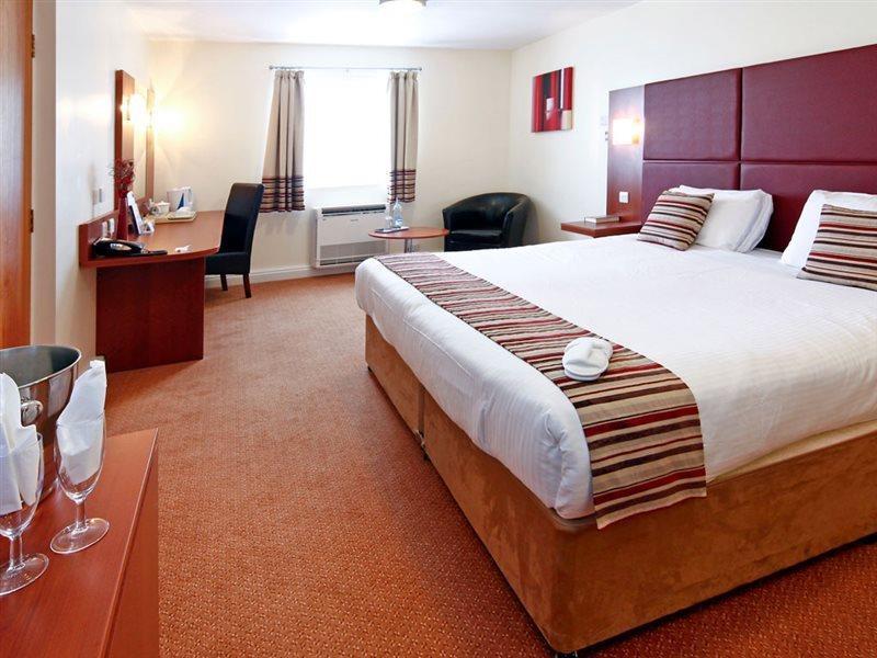 Mercure Swindon East Hotel And Spa Exterior foto